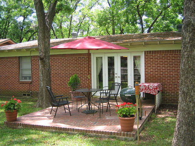 How Decorative Pots Transform a Patio